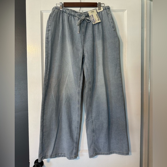 No Boundaries Light Wash Wide Leg Pants - Picture 1 of 3